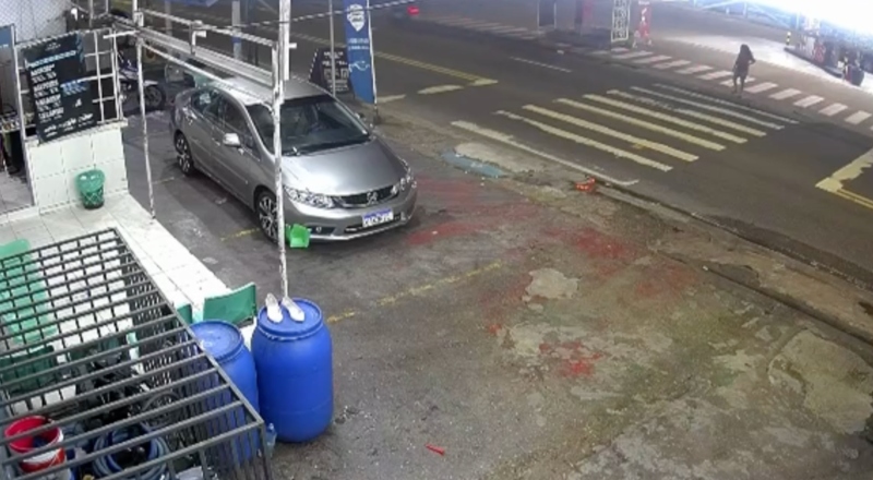 Motorista atropela idosa na faixa de pedestre e é procurado