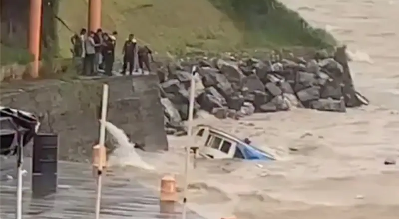 Barco lotado de passageiros para o lançamento do Festival afunda em Parintins: Assista ao vídeo e entenda como ocorreu