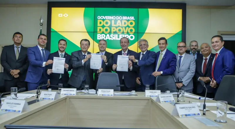 Eduardo Braga celebra anúncio de edital para asfaltamento eficiente