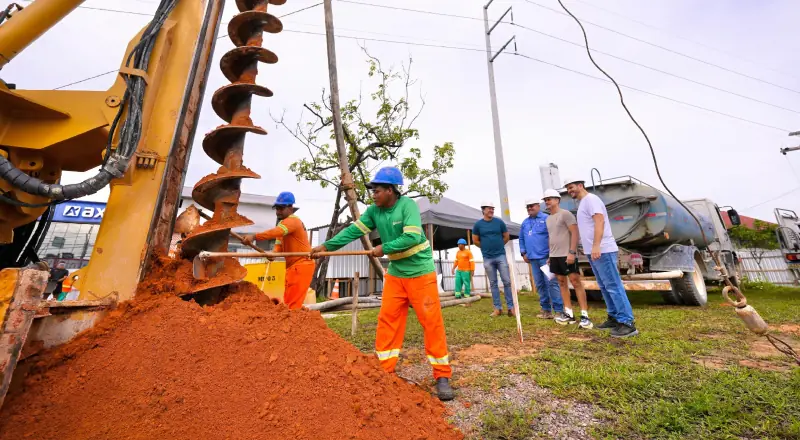 Prefeito David Almeida fiscaliza avanço do quarto complexo viário para melhorar a mobilidade