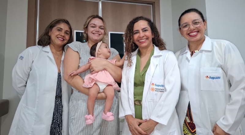 Família celebra recuperação de bebê após atendimento especializado