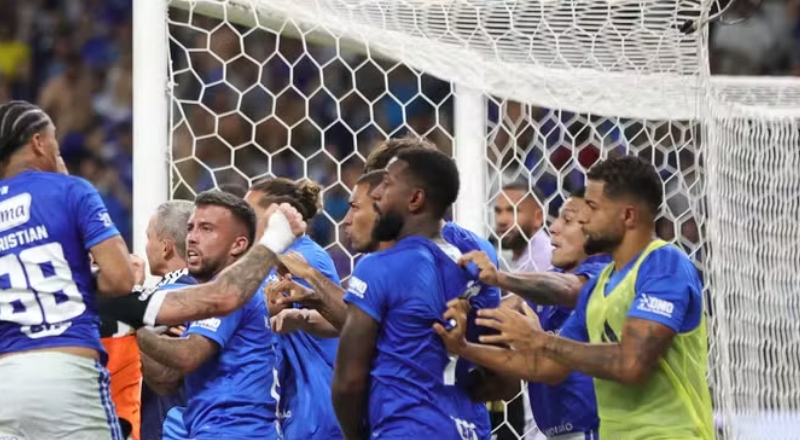 Briga generalizada em campo marca final emocionante do Mineiro