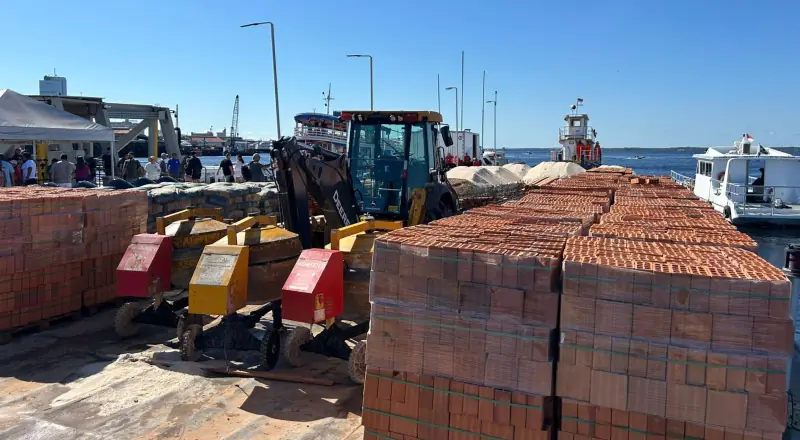 Prefeito David Almeida entrega materiais para escolas rurais em Manaus