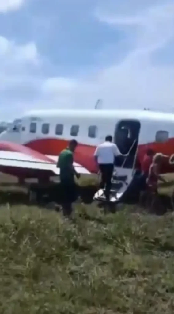 Avião sai da pista durante tentativa de decolagem e assusta passageiros