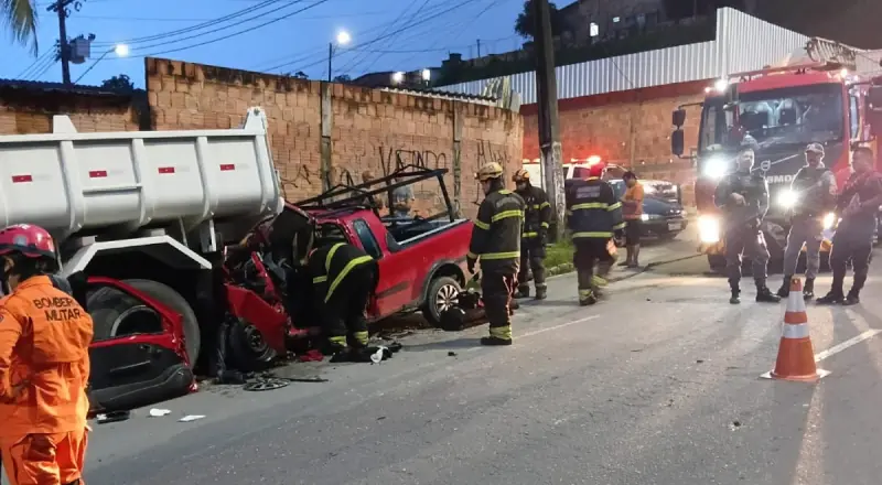 Vídeo mostra acidente gravíssimo entre carro e caçamba no bairro Nova Cidade: Confira detalhes e impacto