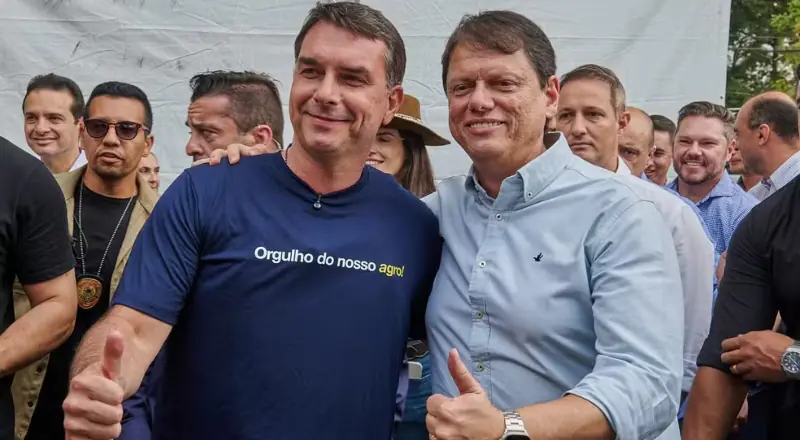 Na Agrishow em SP, Tarcísio elogia Flávio Bolsonaro como líder