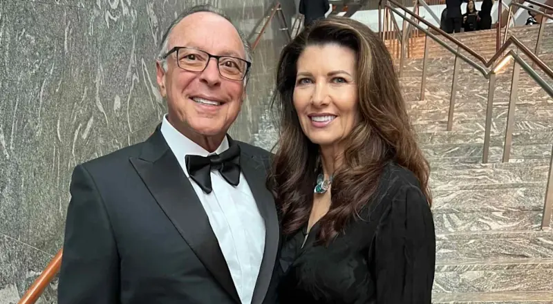 Ex-esposa processa bilionário por US$ 1 milhão após divórcio