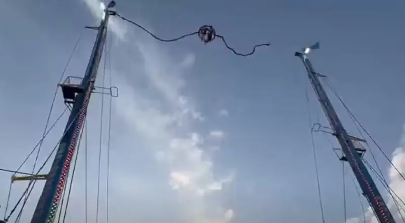 Veja momento em que cabo de brinquedo se rompe no parque