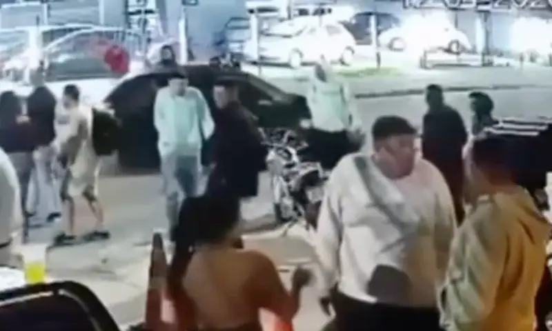 O carro preto passou: execução chocante registrada em vídeo