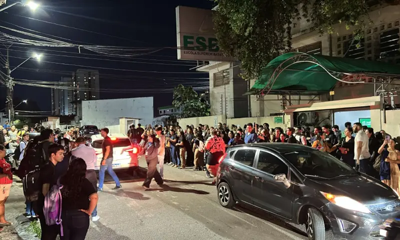 Faculdade ESBAM é alvo de protesto por descaso com alunos