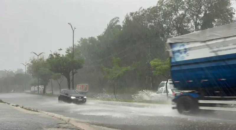 Tempestade coloca Manaus em alerta de risco severo nesta sexta-feira