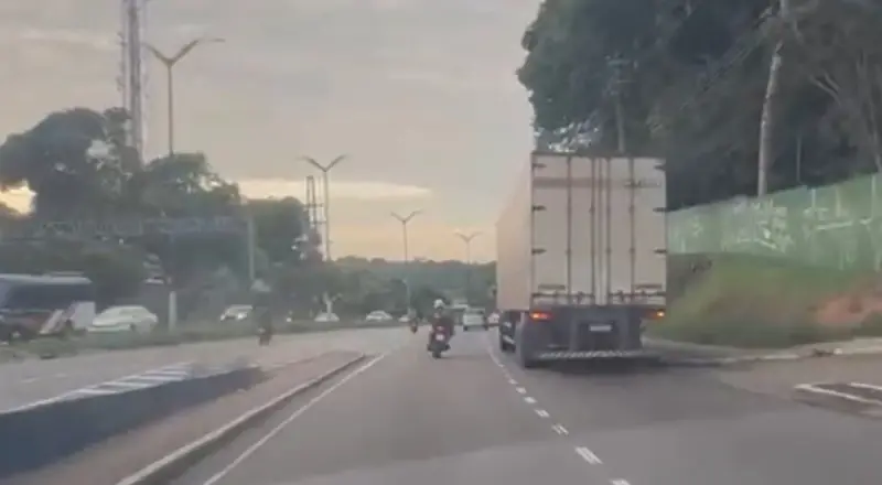 Motoqueiro é esmagado por caminhão; veja imagens impactantes