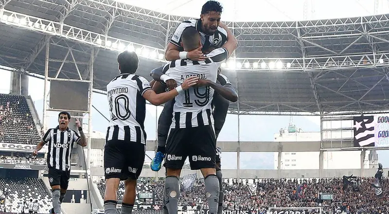 Botafogo vence Corinthians no Brasileirão com três de Arthur Cabral