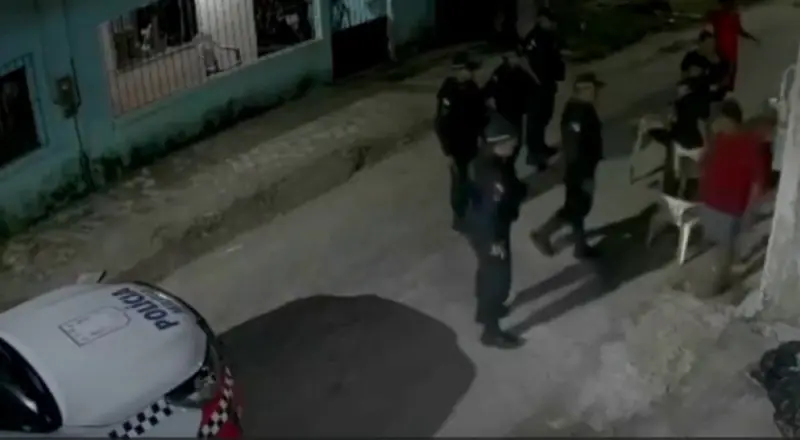 Timing perfeito: polícia chega enquanto música cita PM ao vivo