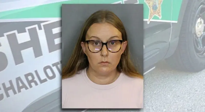Professora da Flórida é presa por relações com adolescentes na escola