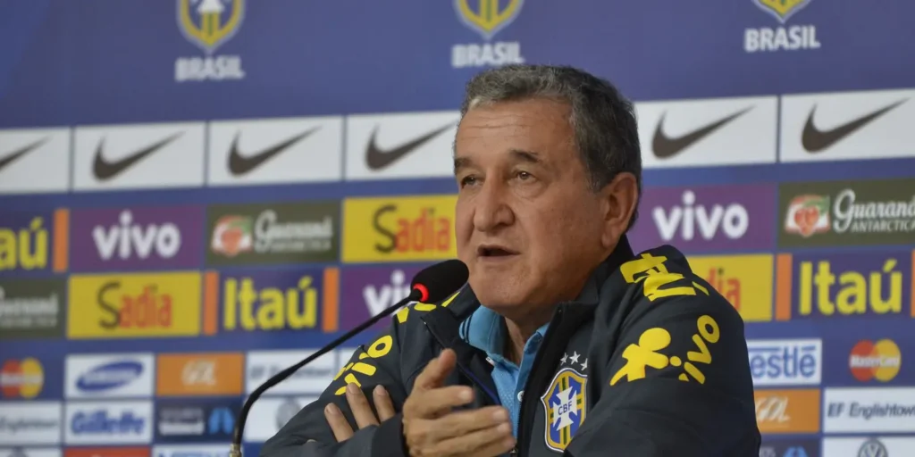 Técnico do Tetra, Parreira apresenta melhora na UTI após tratamento eficaz