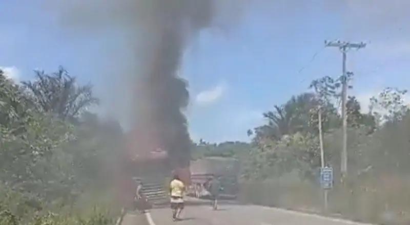 Carreta pega fogo e causa bloqueio total na BR-174 hoje