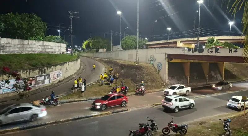 Motociclista perde o controle e causa acidente na estrada dos Franceses