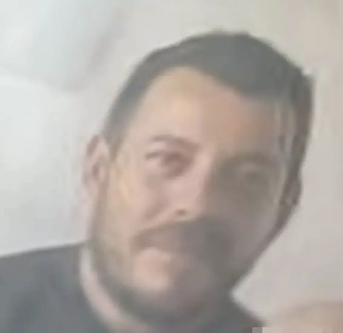 Homem preso após usar imagem de IA em golpe de doação
