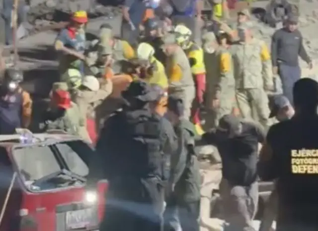 Criança sobrevive a terremoto e aguarda a mãe nos escombros