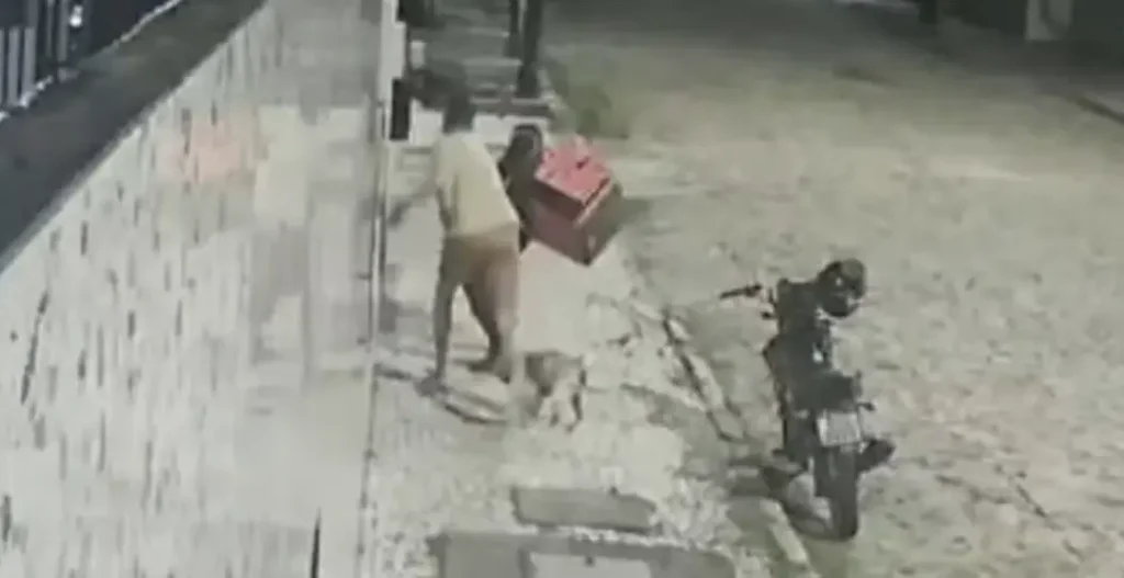 Veja o momento em que sargento da PM atira em entregador vivo