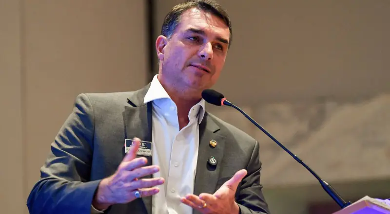 Operação contra produtora de 'Dark Horse' esclarece Flávio Bolsonaro