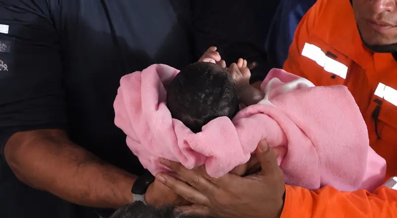 Bebê de 18 dias resgatado após 32 horas em escombros na Venezuela
