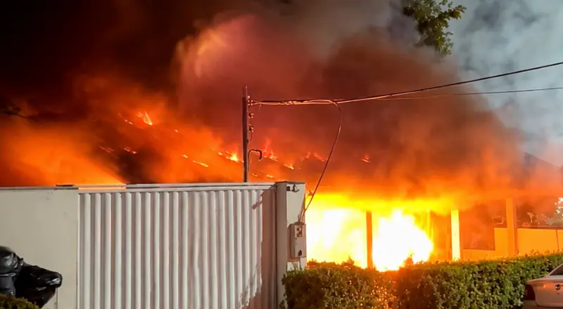 Desespero e correria: incêndio devasta casa em Manaus, assista!