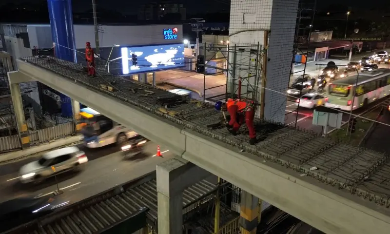Prefeitura de Manaus avança na reconstrução da passarela eficiente