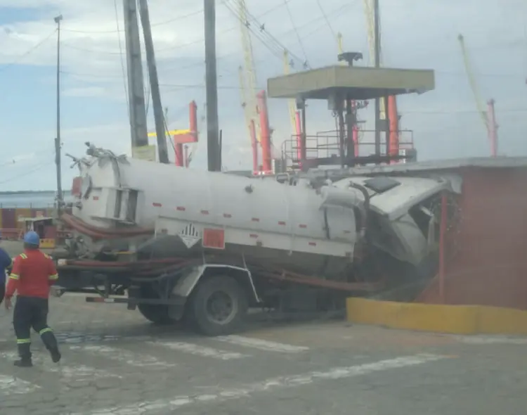 Caminhão-pipa perde os freios e motorista é resgatado no Porto Chibatão