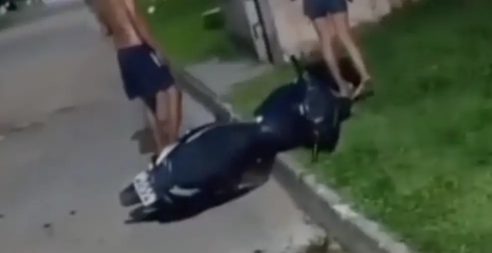 Imagens fortíssimas: mulher morre após colidir com poste no AM