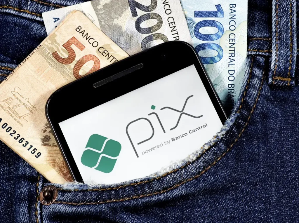 Tensão comercial: EUA impõem tarifas e futuro do Pix preocupa