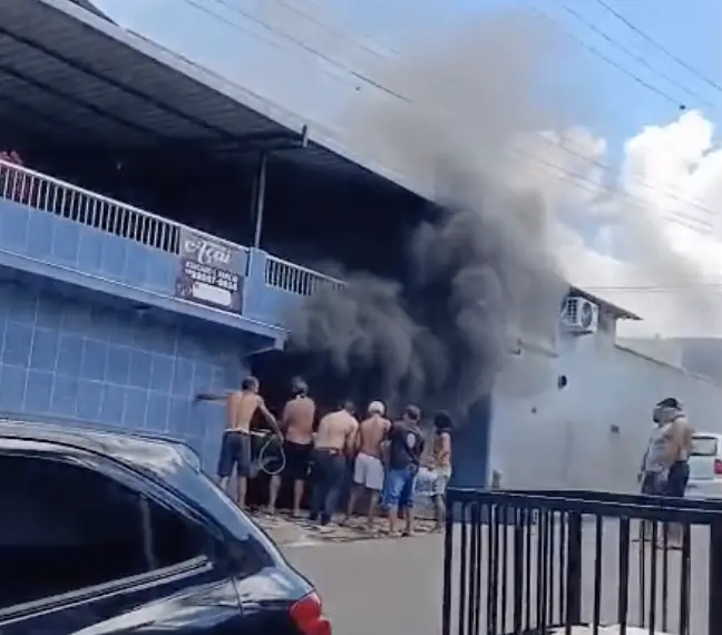 Vídeo mostra momento de tensão durante incêndio em casa no Santo Antônio