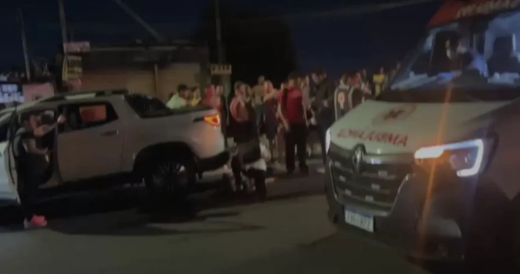 Carro desgovernado atinge quatro pessoas e deixa feridos em Manaus
