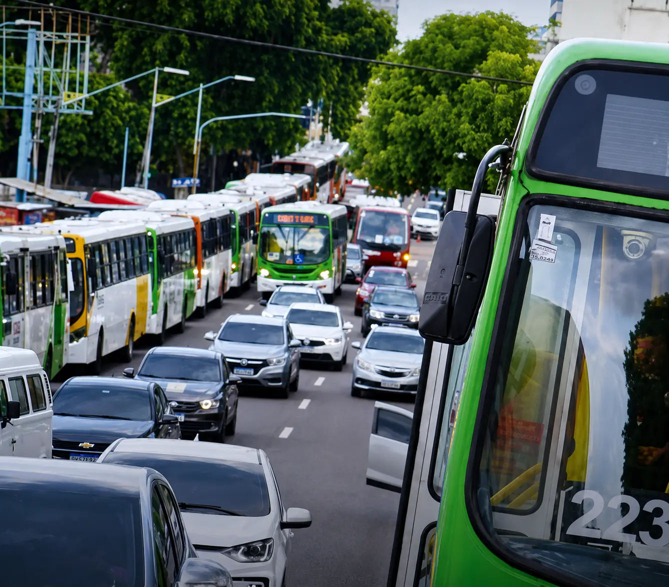 Dia de sufoco: Passengers stranded as bus strike hits Manaus