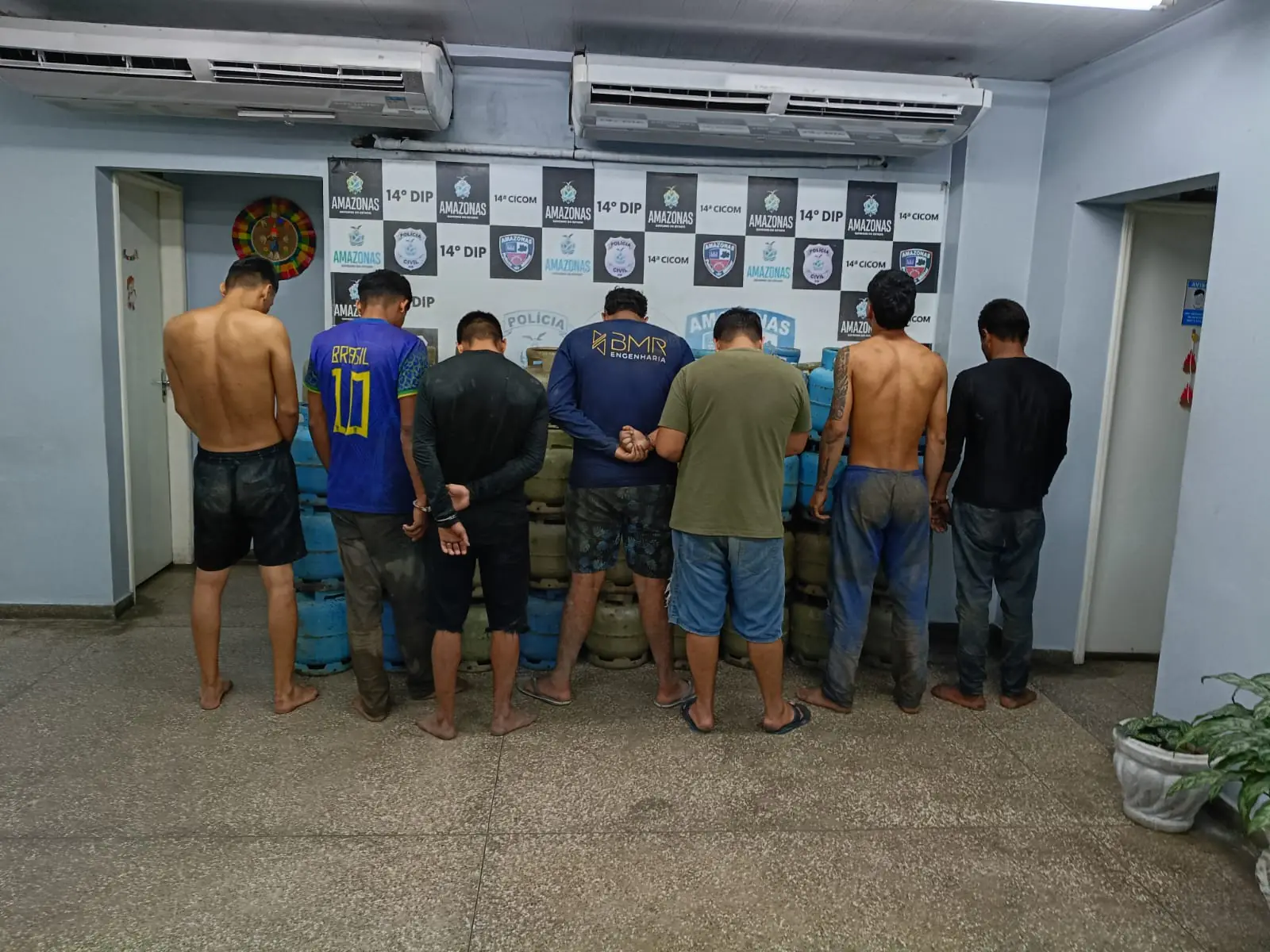 Nem deu tempo de cozinhar: sete homens presos por roubo de gás