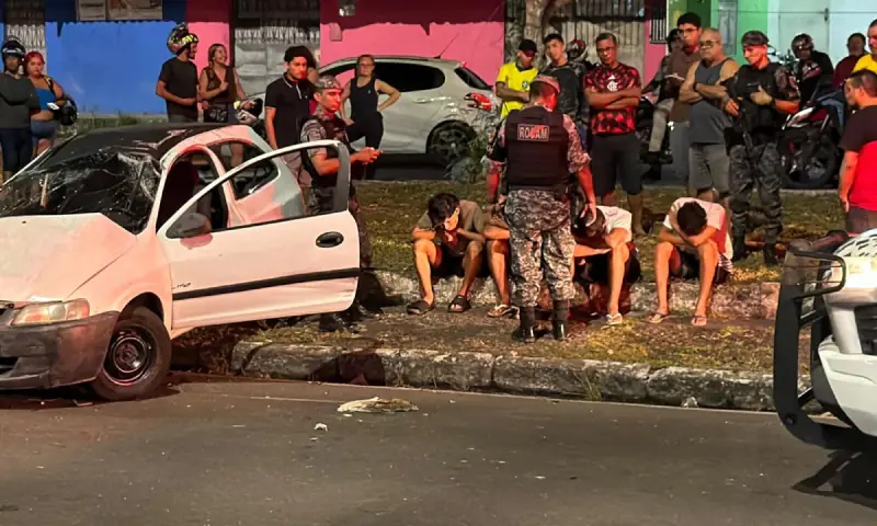 Carro com quatro menores avança sinal vermelho e capota.