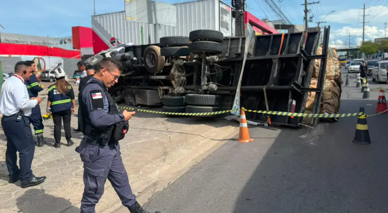 Carreta tomba na Autaz Mirim e provoca grandes congestionamentos