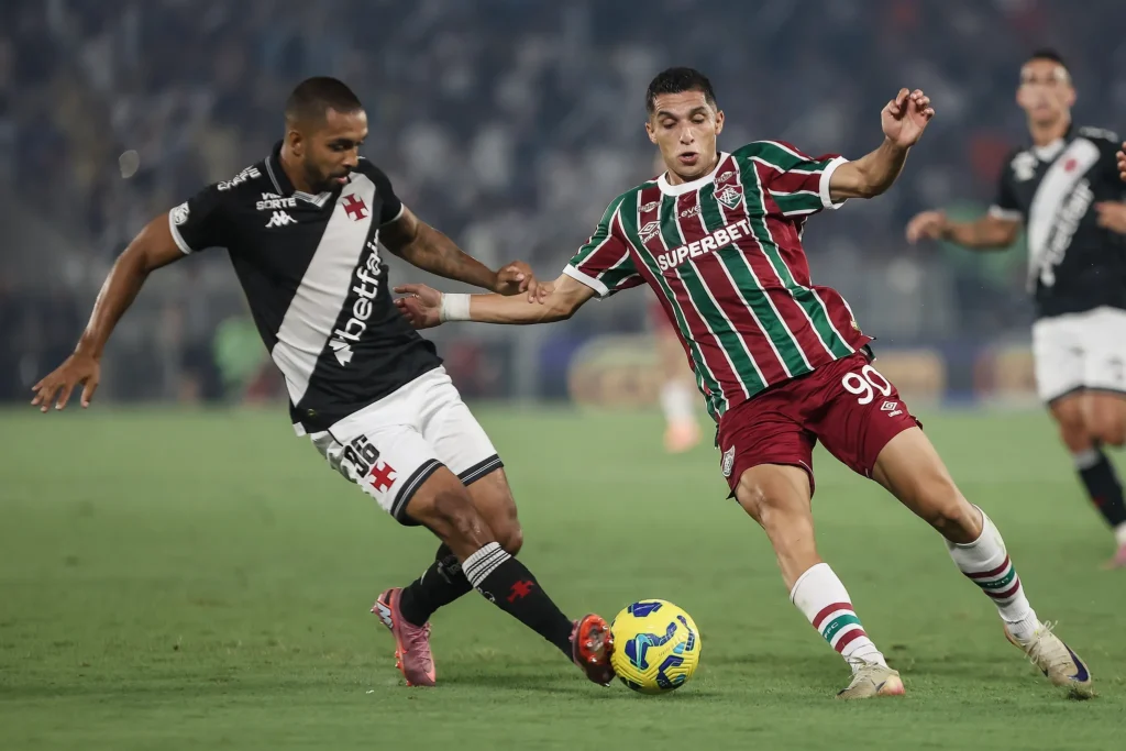 Vasco vence o Fluminense por 3 a 1 e avança na competição