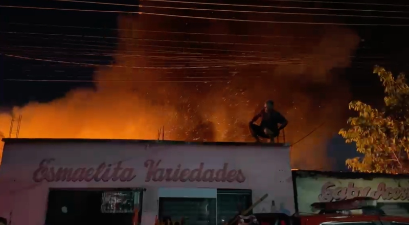Noite de tensão: incêndio ameaça comércio na Zona Norte de Manaus