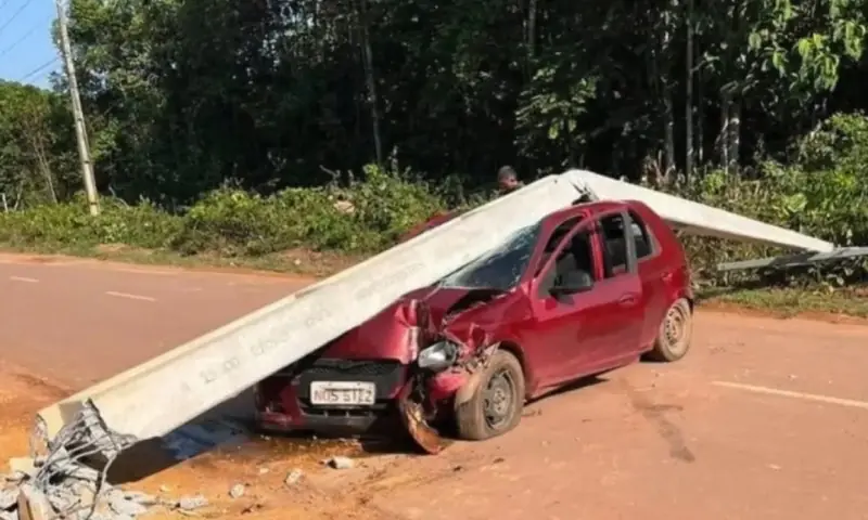 Motorista bêbado derruba poste e abandona carro em acidente.