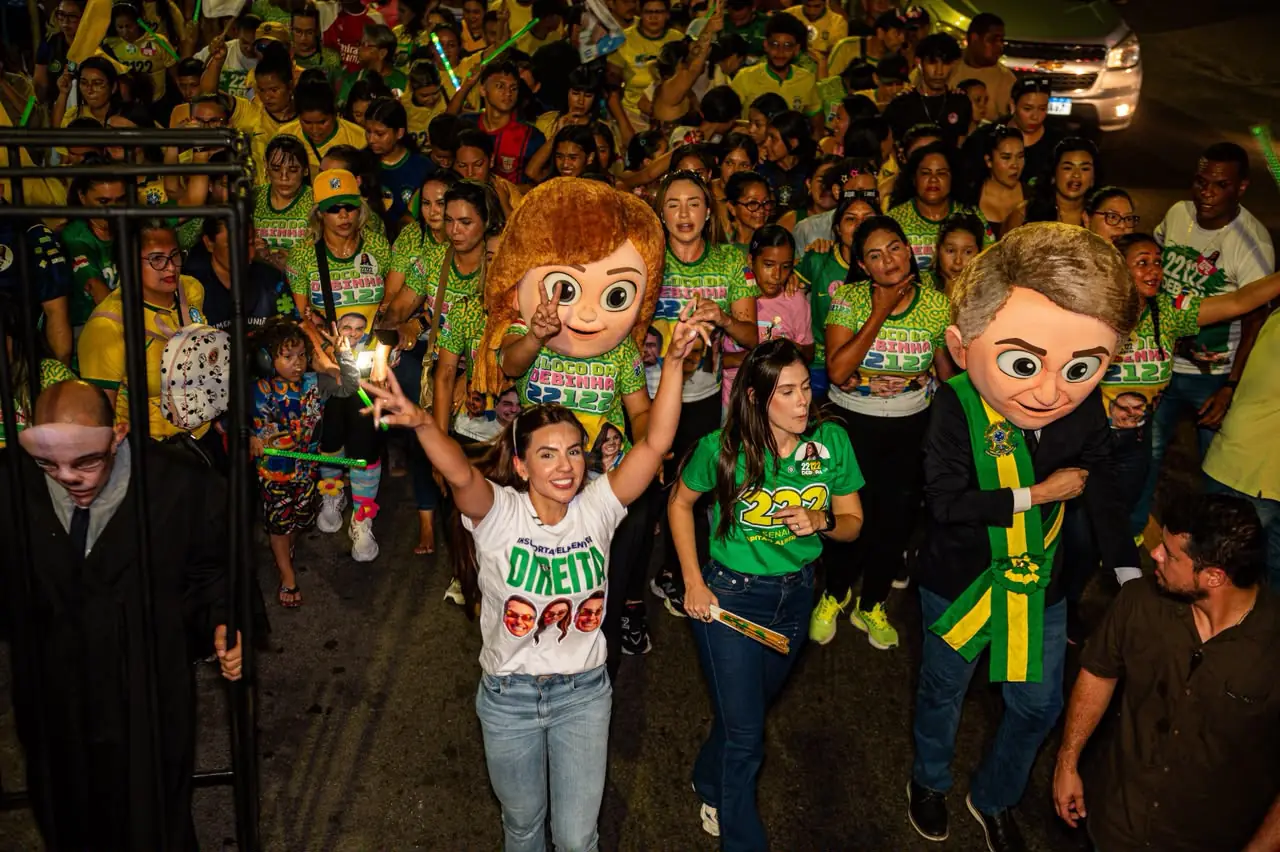 Débora Menezes reúne mais de 3 mil pessoas em Manaus com festa