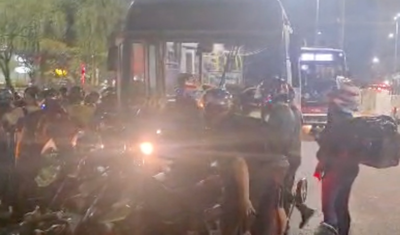 Motociclista fica preso debaixo de ônibus em Manaus; veja vídeos