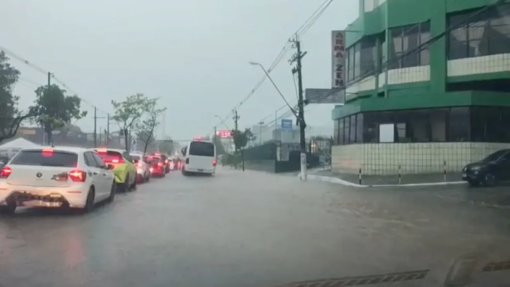 Agora! Chuva intensa alaga avenida Djalma Batista em Manaus