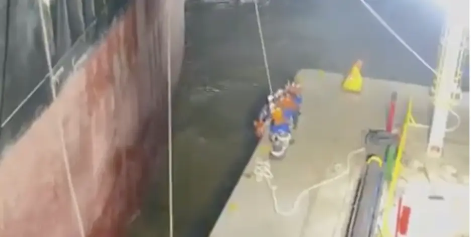 Desespero: ferry-boat afunda e passageiros lutam por sobrevivência