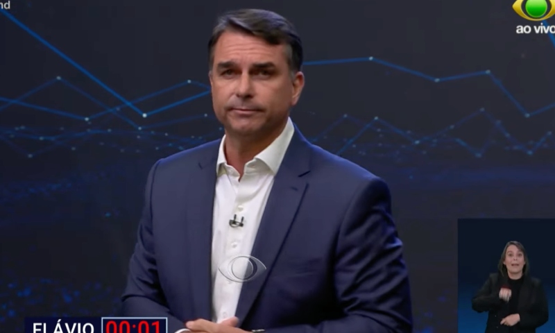 “Não vai ter ninguém passando a mão na cabeça de bandido”: Flávio Bolsonaro e a luta contra o narcoterrorismo
