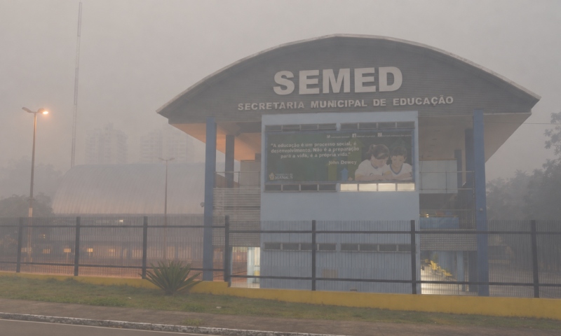 Fumaça não dá trégua e Prefeitura suspende aulas em Manaus